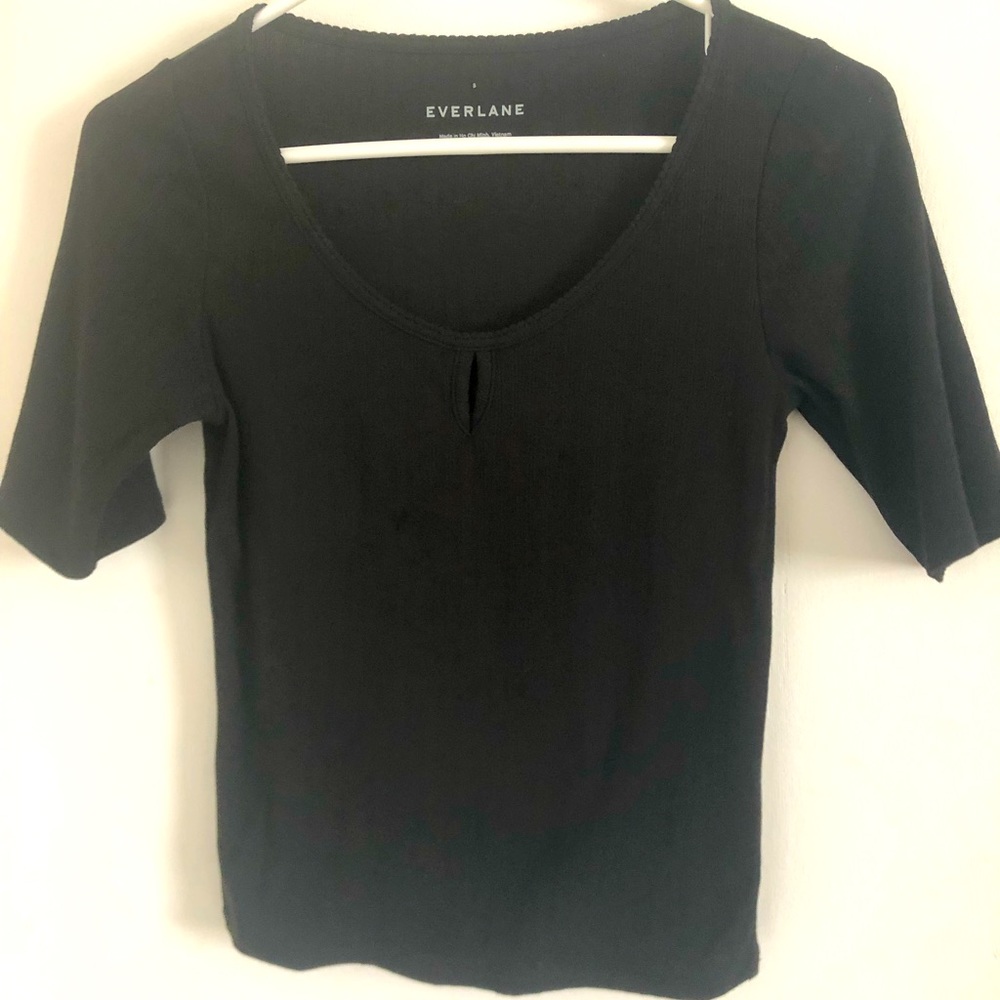 Everlane cotton tshirt with fitted short sleeves and a keyhole neckline